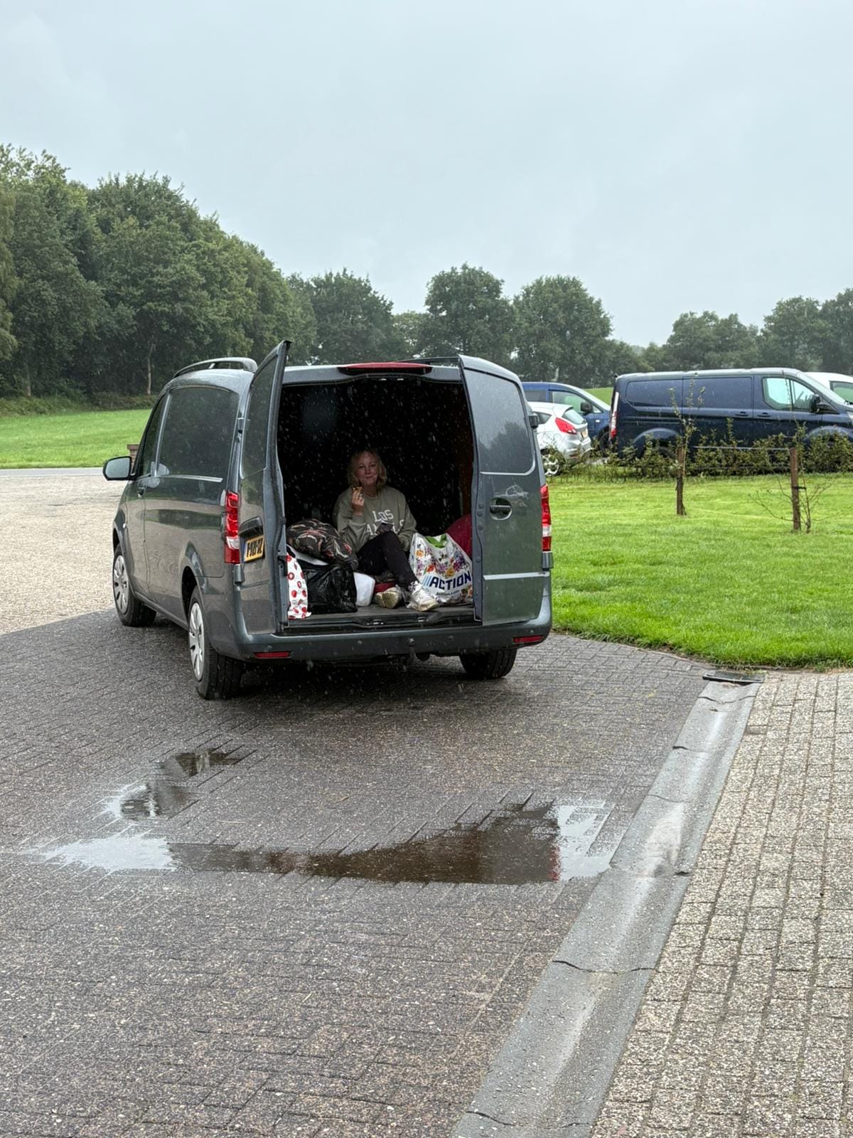 Bier, tarotkaarten en wilde gesprekken: Dicky Woodstock 2025
