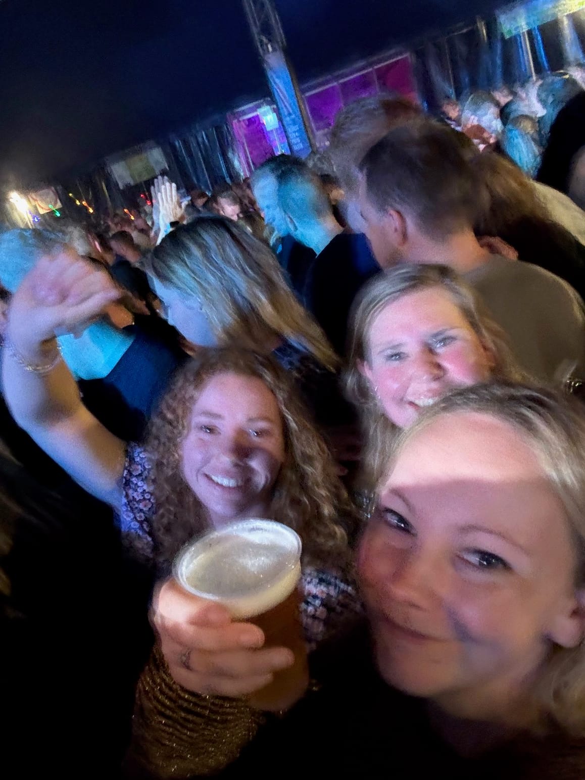 Bier, tarotkaarten en wilde gesprekken: Dicky Woodstock 2025