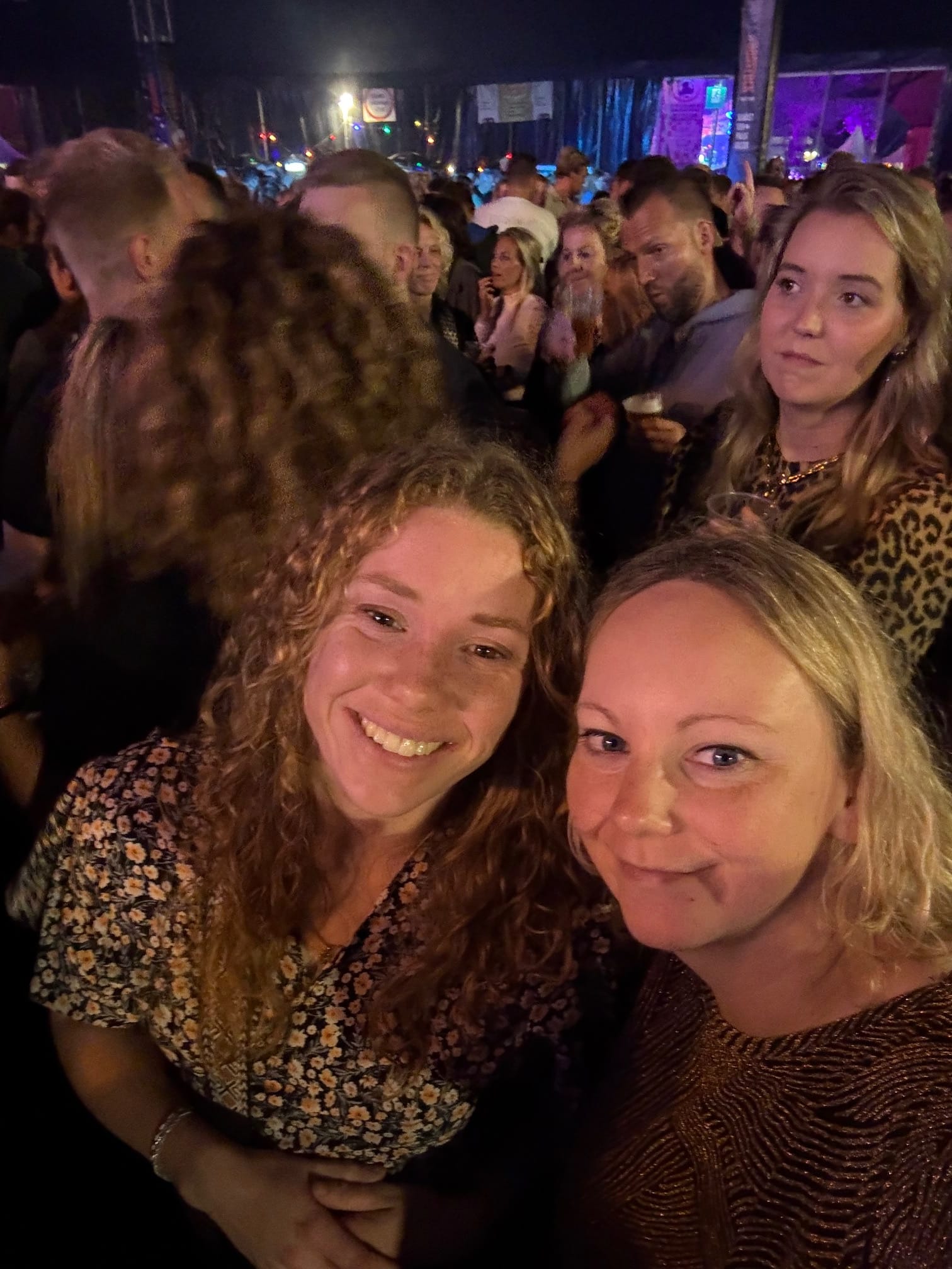 Bier, tarotkaarten en wilde gesprekken: Dicky Woodstock 2025