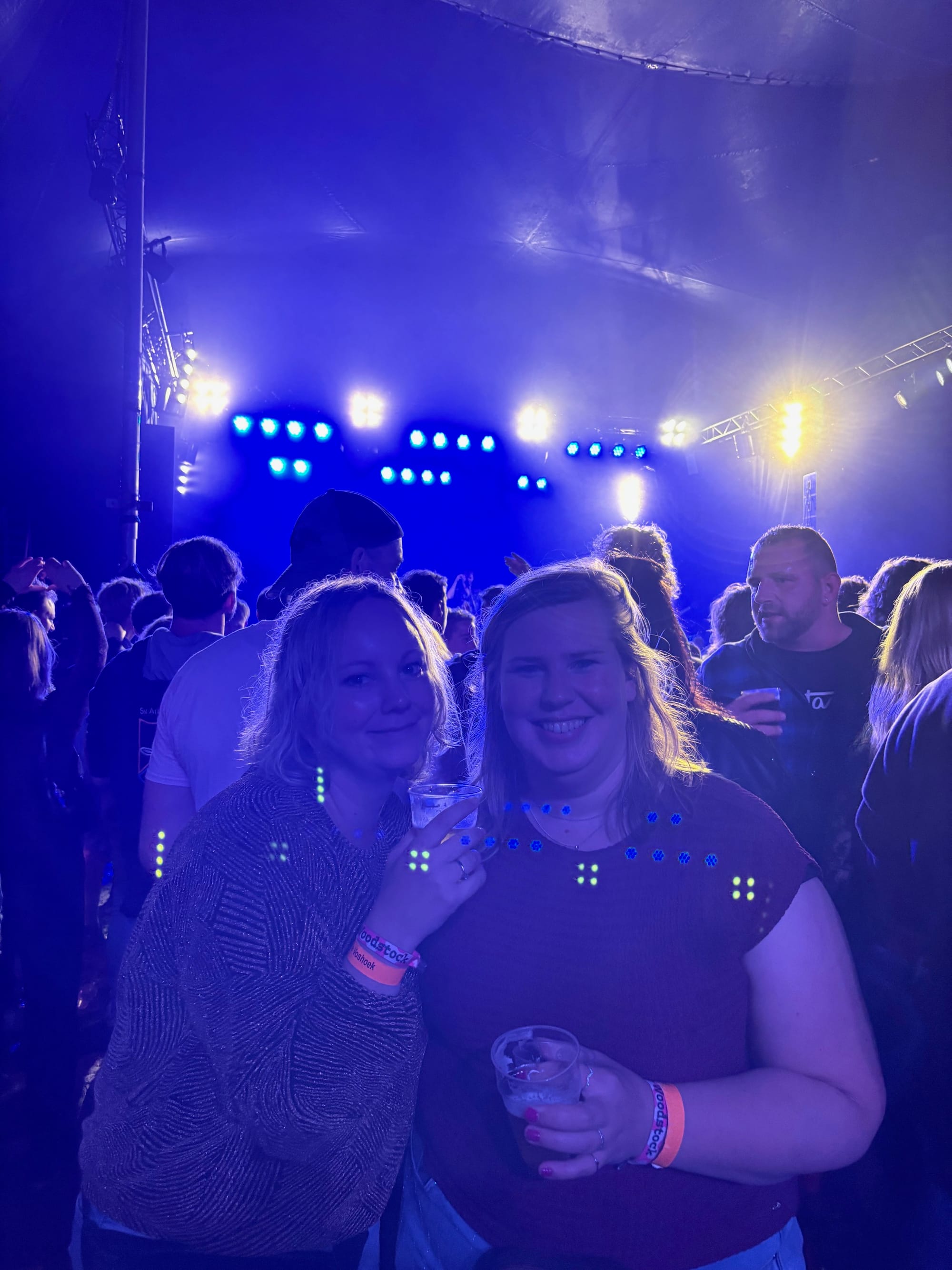 Bier, tarotkaarten en wilde gesprekken: Dicky Woodstock 2025