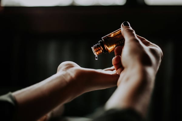 Vrouw druppelt massageolie op haar hand voor start (chocolade)massage